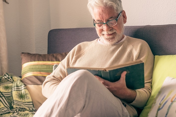 Чем полезно чтение книг для пожилых людей и какие жанры выбрать