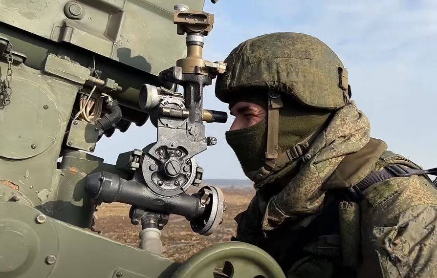 Номер расчета наводит орудие.