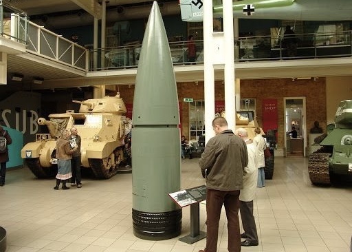 Снаряд от 800-мм пушки «Дора» («Тяжёлый Густав») экспонируется в Имперском военном музее в Лондоне (Imperial War Museum).