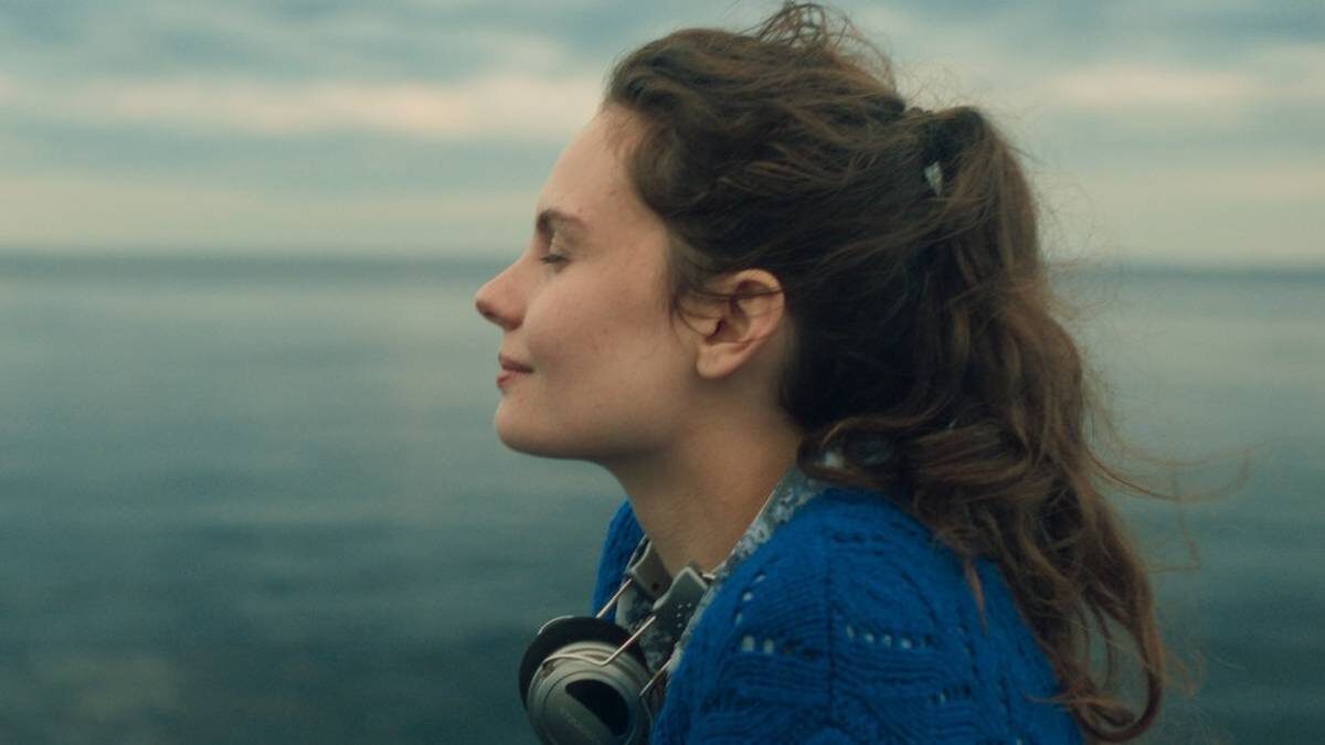    Кадр из фильма «Северная станция», где актриса Дарья Алыпова сыграла Свету, вспоминающую практику на биофаке / Фото: К24