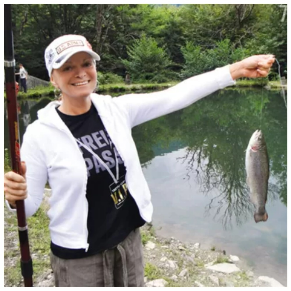 Лариса Долина сама любит рыбачить и ей не должна быть безразлична судьба ручья, который она может засорить