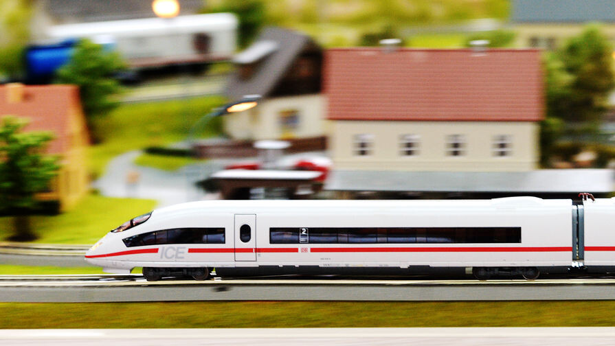 Макет скоростного поезда на открытии информационного центра Высокоскоростной магистрали (ВСМ) «Москва – Казань» в Казани, 2015 год / Максим Богодвид/РИА «Новости»   📷