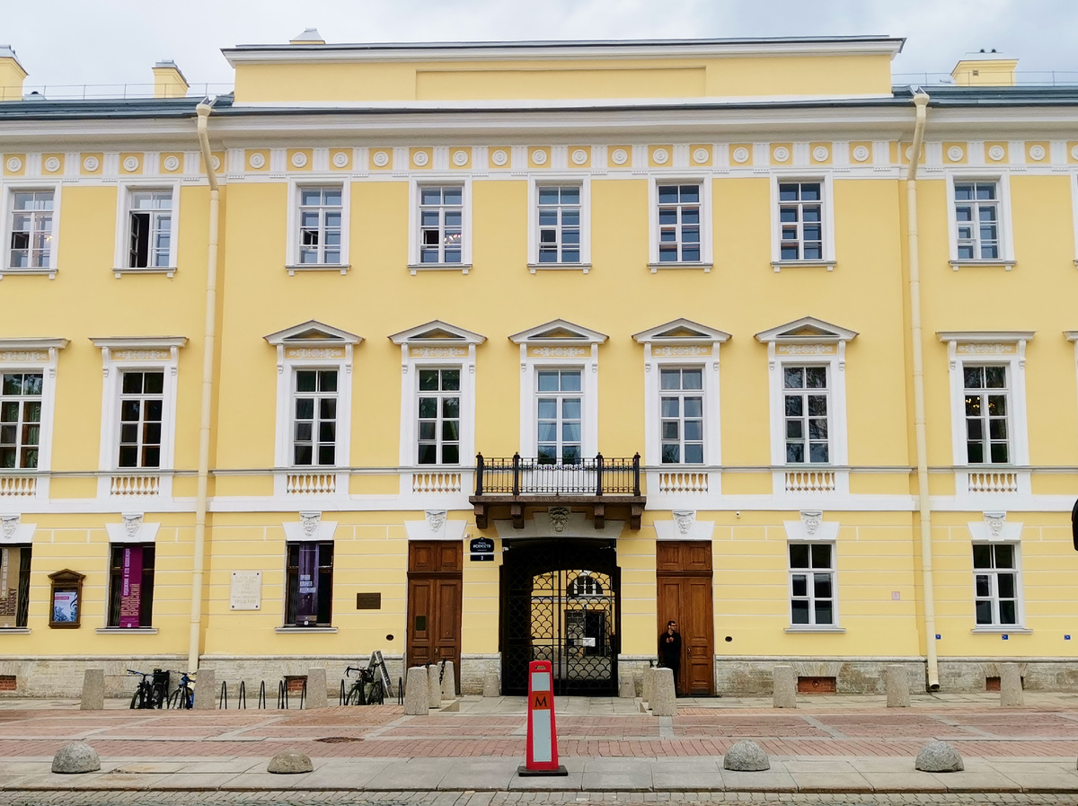 Площадь Искусств, дом 3. Фото автора.