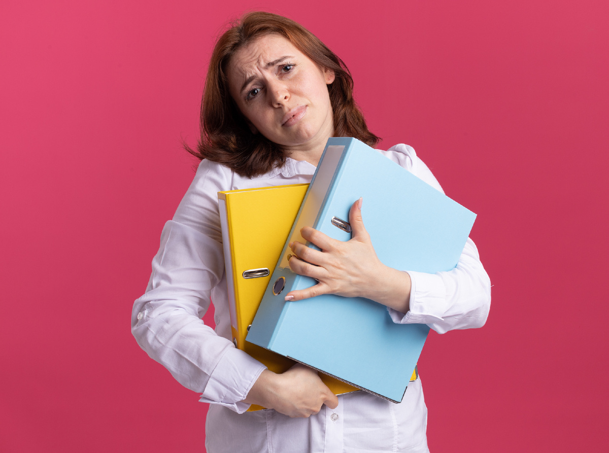 <a href="https://ru.freepik.com/free-photo/upset-young-woman-white-shirt-holding-folders-looking-front-with-sad-expression-standing-pink-wall_13517874.htm">Изображение от stockking на Freepik</a>