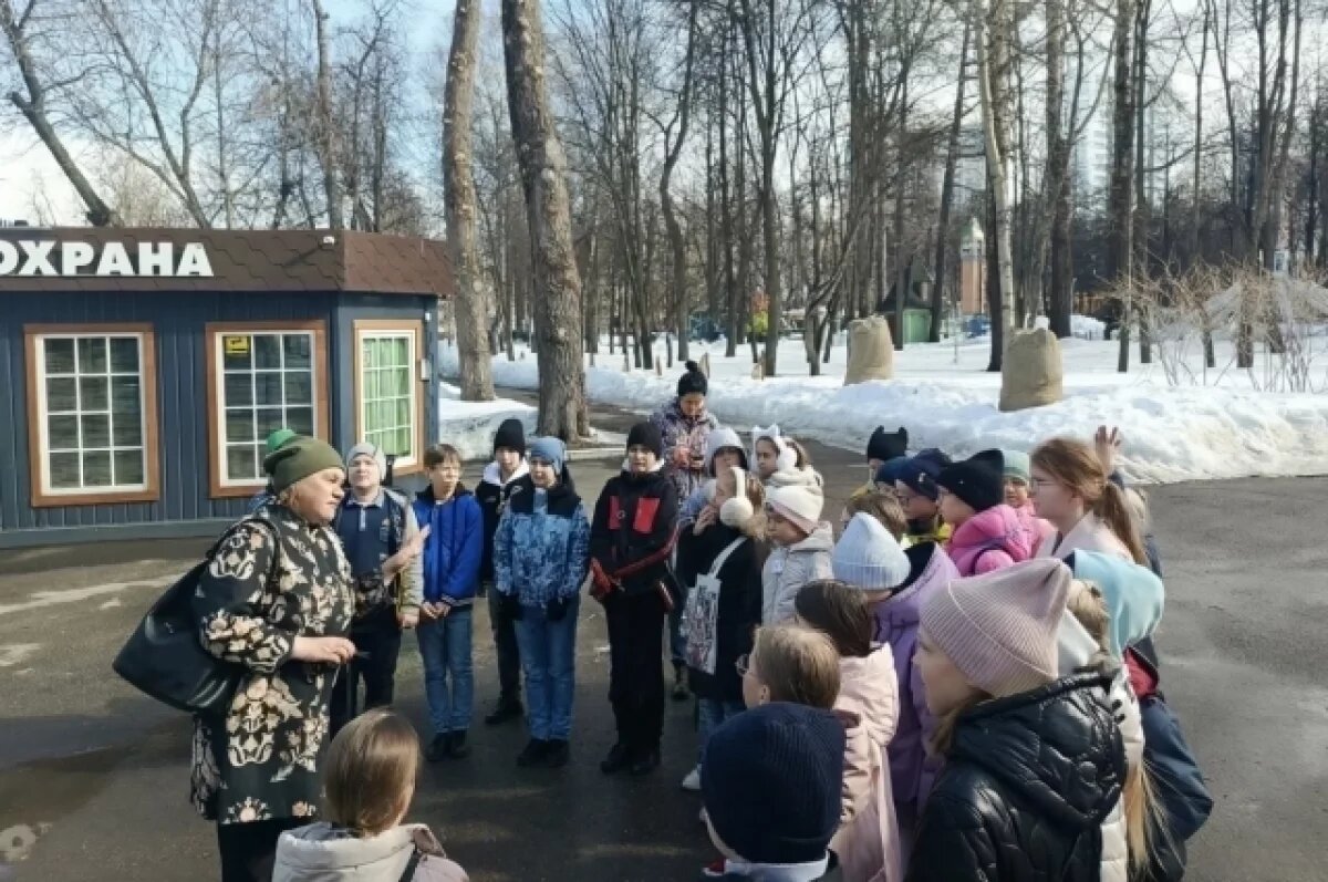    Дети вместе с Екатериной Юрьевной ходят в походы, изучают птиц и открывают заповедные места Пермского края