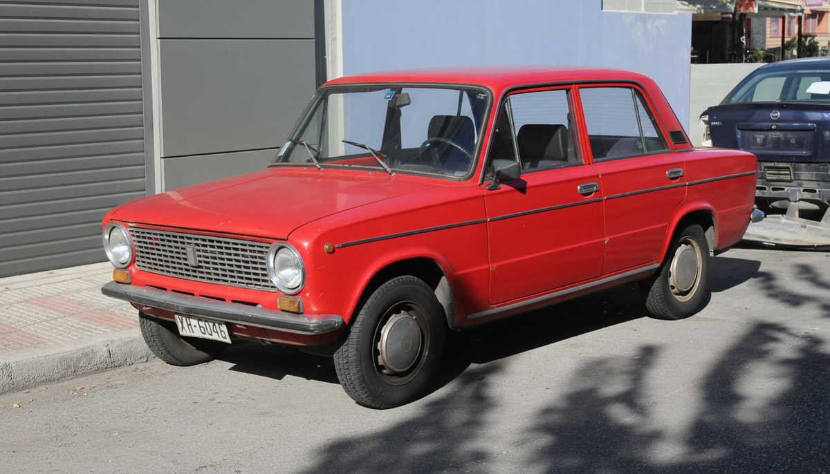 Lada 2101 («копейка») — первый автомобиль Волжского автозавода. Именно с этой модели начался экспорт Lada в Норвегию в 1976 году. Её цена была значительно ниже, чем у конкурентов, что и привлекло первых покупателей.