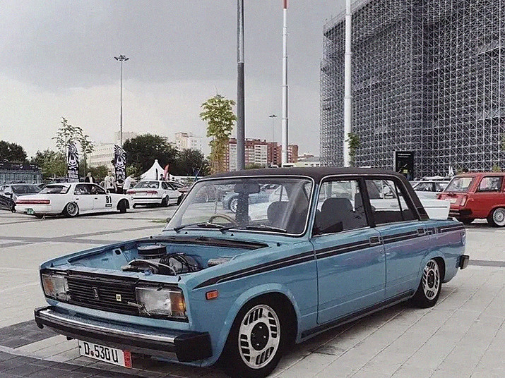 Lada 2105 (в Европе — Nova) — базовая модель 80-х, которая конкурировала с Volvo в бюджетном сегменте. В Норвегии её называли «разумным выбором» для тех, кто считает деньги, особенно из-за высоких пошлин.