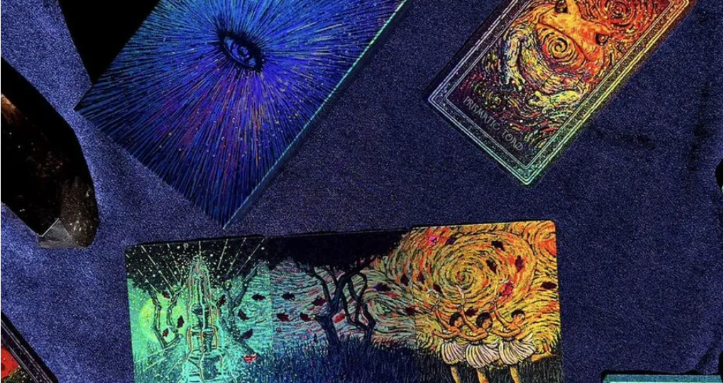 🔮 The Prisma Visions Tarot: колода, которая читает тебя сама