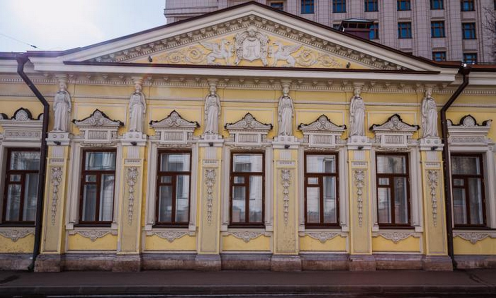 Особняк ювелира Грачева на Денежном переулке, сзади можно разглядеть Высотку МИДа