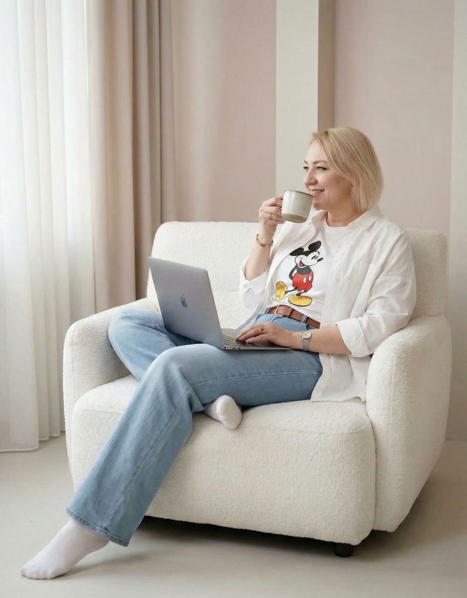 Привет! 👋

Меня зовут Ольга, я дизайнер интерьера. Но сразу скажу: я не буду учить вас жить или говорить, как «правильно». Я просто делюсь своими наблюдениями и опытом.

Я мама, которая работает из дома, пока дочка спит или в саду. Люблю уютные вечера с чашкой чая, красивые материалы и порядок, когда всё на своих местах. Так легче сохранить гармонию в доме.

Люблю отдыхать красиво: театры, музеи, искусство, классика. Читаю психологию, изучаю культуру. Это не просто хобби — это топливо для моих проектов. Дизайн интерьера затрагивает все аспекты, которые я люблю, поэтому я здесь.

Мой подход: любовь к деталям.
Мне хочется копаться в нюансах. Уже на стадии дизайна я проектирую мебель: где будет храниться блендер, где стоять пылесос, где вы любите читать книжку.

Продумываю сценарии освещения, как будут расти дети, нужны ли дополнительные места. Всё до мелочей.

Отдельно люблю работу с офисами. Сама долго проработала в офисе, поэтому понимаю всю специфику. Знаю, как цвета и обстановка мотивируют процессы.

Где поставить принтер, чтобы он не мешал? Где люди будут есть, если офис далеко от кафе? Где провести планерку в маленьком пространстве? Я знаю ответы 
на эти вопросы.