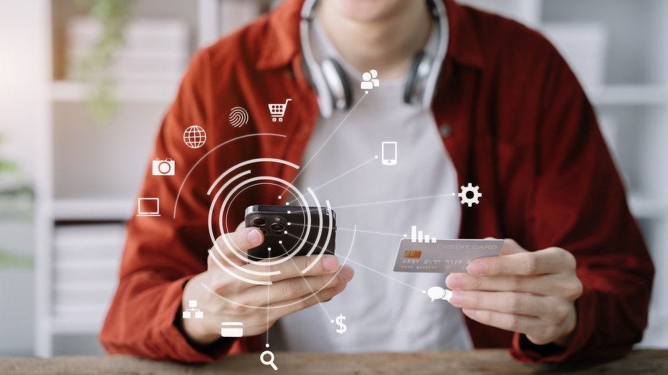    До 2022 года большинство российских пользователей пополняли свои счета в Аpple международными картами Visa и MasterCard. Фото: THICHA SATAPITANON/Shutterstock/Fotodom