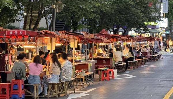 Взято с сайта www.kookje.co.kr. Уличные палатки с едой.