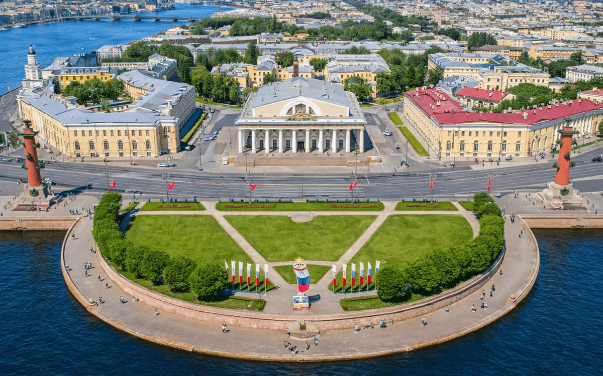 Вид на стрелку Васильевского острова