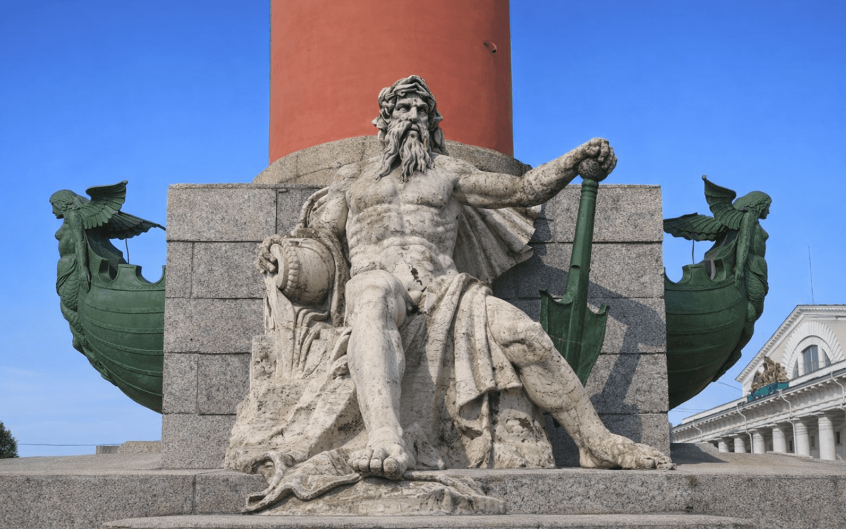 Статуя у ростральной колонны