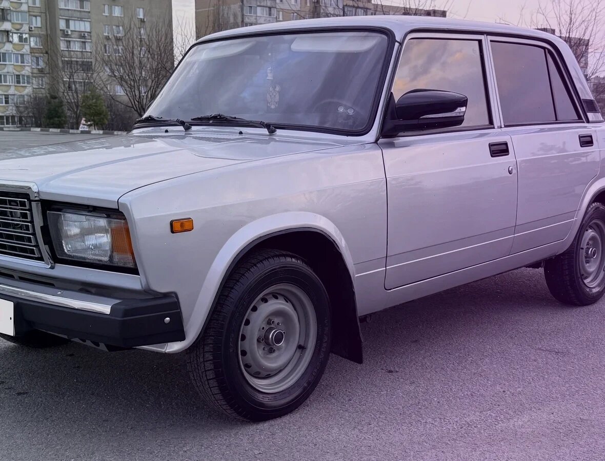 Lada 2107 — модель, которую швейцарские банковские служащие часто выбирали в качестве «второй машины» для повседневных поездок, ценя её экономичность и неприхотливость.
