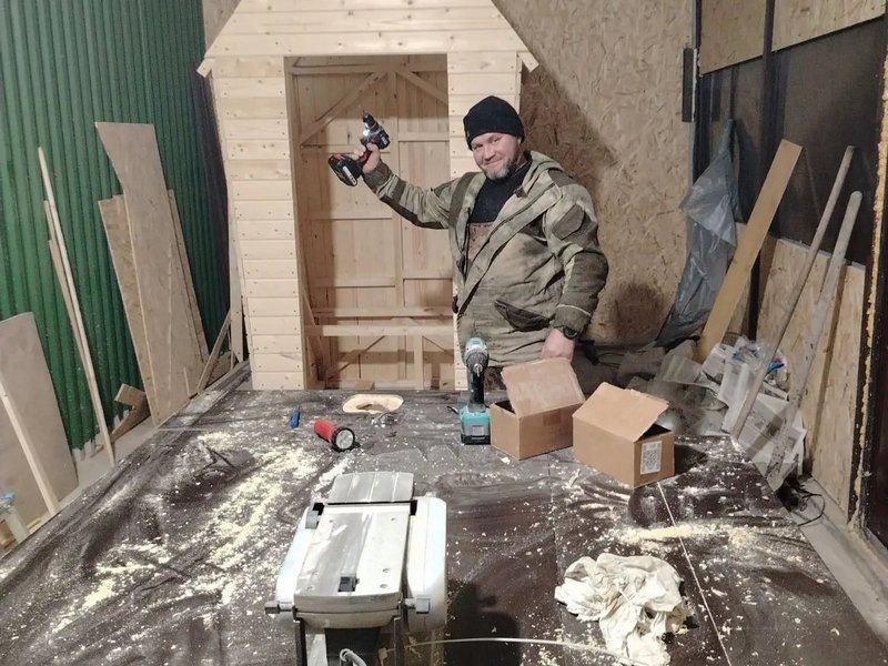 Дмитрий Пахолков делает садовую мебель. На средства господдержки приобрел в мастерскую оборудование. / Фото предоставлено Д. Пахолковым