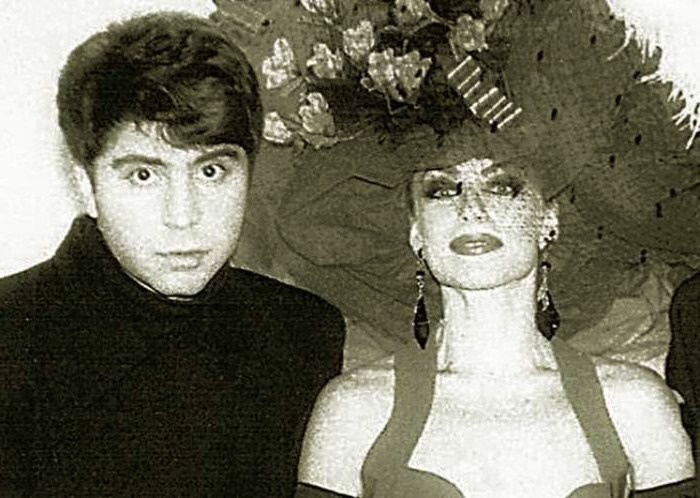 Это не просто "она любила". Это была полная капитуляция. Причем капитуляция человека, который по статусу находился на несколько ступеней выше.
