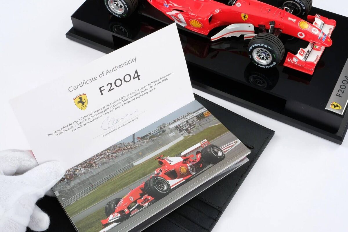 Модель Ferrari F2004 в масштабе 1:18 – точная копия болида, на котором Шумахер выиграл Гран-при Канады 2004 года.