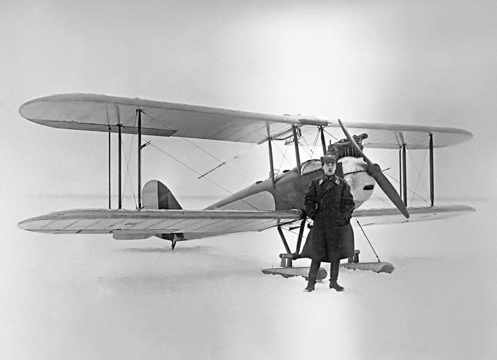 Ялександр Яковлев рядом со своим первым самолетом АИР-1. Фото РИА Новости