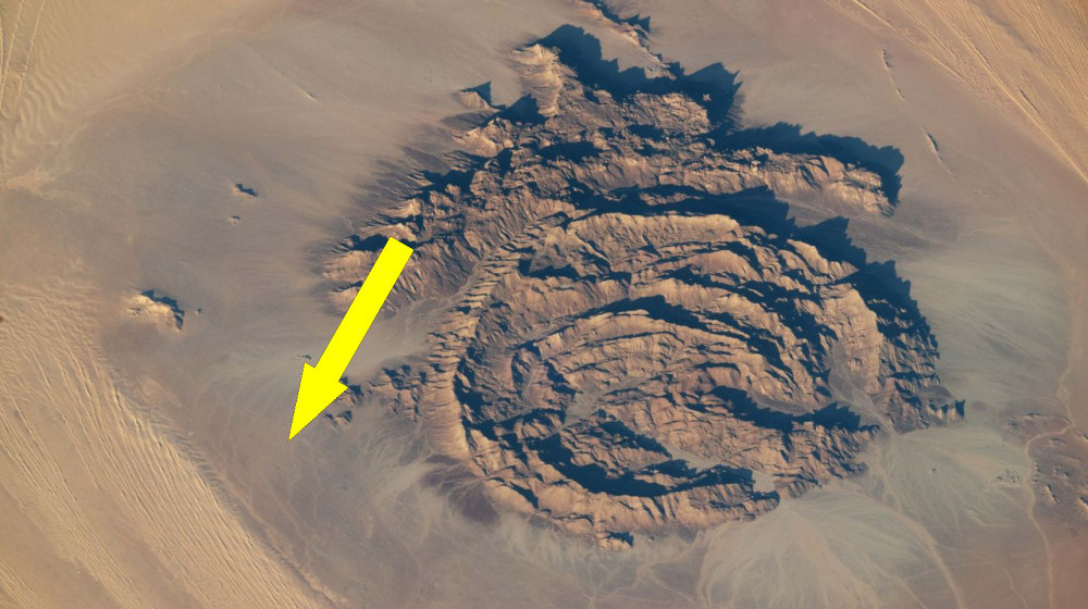    Загадочные кольца из камня и древних росписей на фоне магматической шляпы в Сахаре