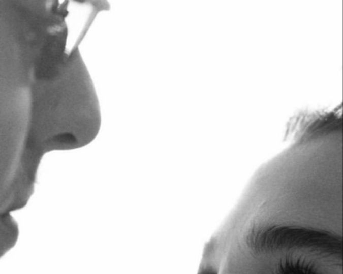 Она ждёт романтики и молчит. Он не догадывается и не делает. Так и живут — рядом, но без огня