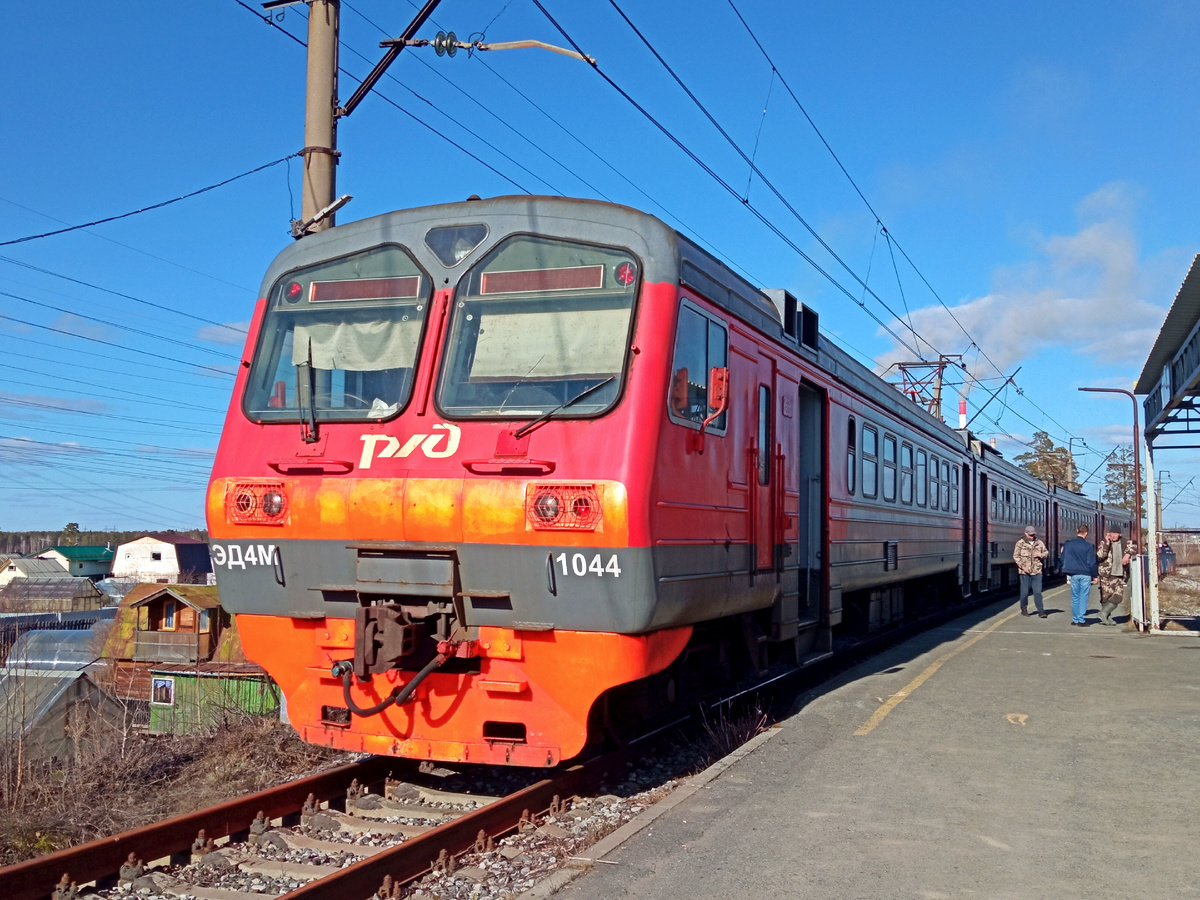Электропоезд ЭД4М-1044/0410 на о.п. Рефтинская