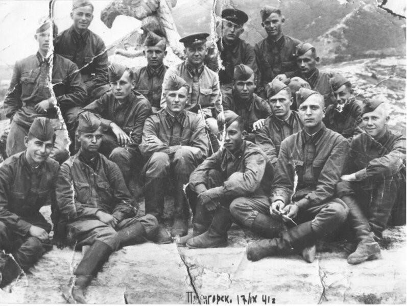 Курсанты Полтавского тракторного (танкового) училища в Пятигорске.