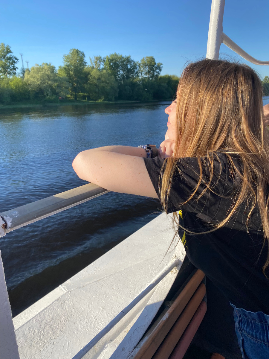 Наслаждаюсь речной прогулкой 