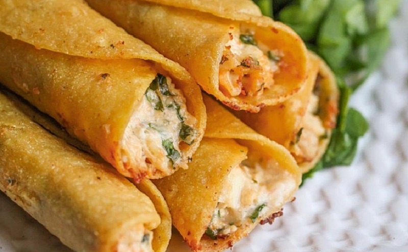 Нежнейшие рулетики из лаваша с сырной начинкой: быстро и очень вкусно