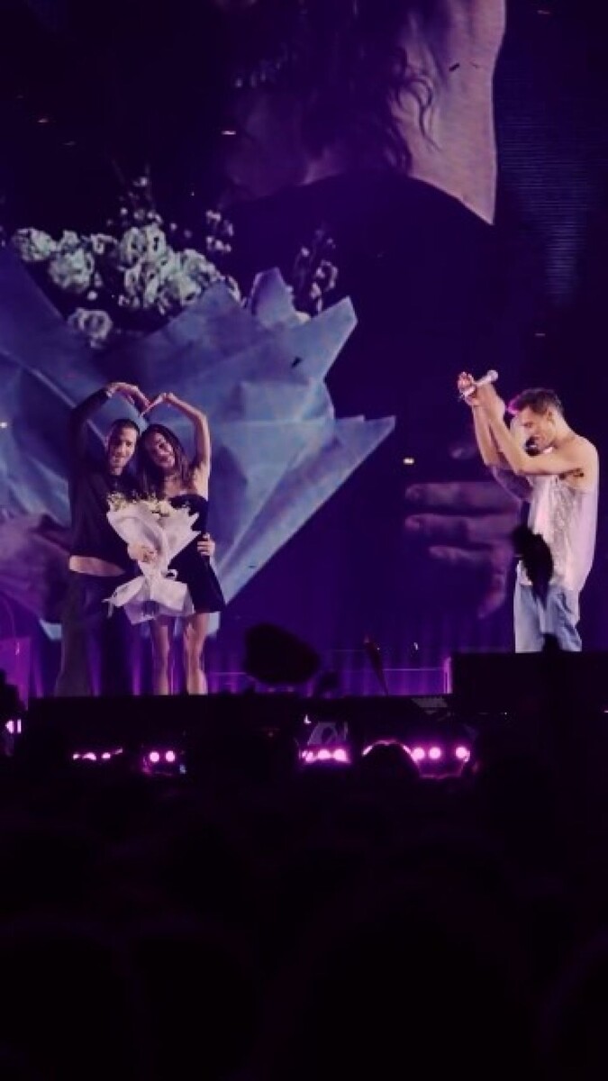    Дима Билан устроил гендер-пати на концерте. Источник: @bilanofficial*