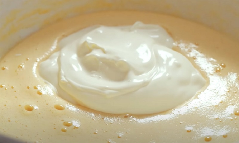 Сметанник без духовки: как приготовить торт быстрее, чем кипит чайник