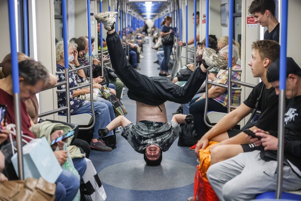    Главное правило городского этикета - уважать личное пространство других и не создавать лишнего шума. / Сергей Куксин