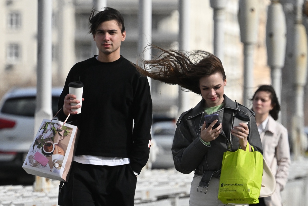    В рабочее время москвичи ходят по улицам достаточно быстро. Чтобы никому не мешать, лучше идти с общей скоростью потока по правой стороне тротуара. / Фото: РИА Новости