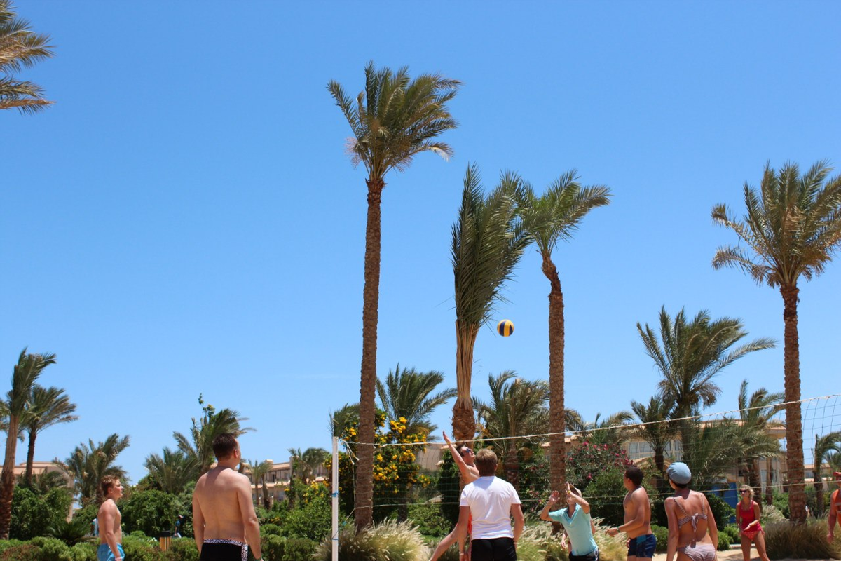 В мае в Египте жарко уже и на волейбольных площадках. Посмотрите сколько народу!