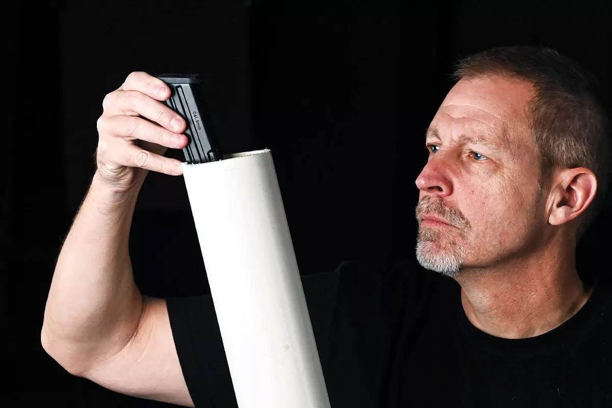 Для равномерного падения магазина использовалась труба из поливинилхлорида. Проведено 180 падений.