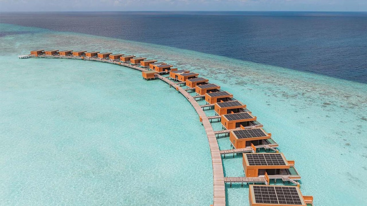 Водные виллы отеля Veligandu Maldives с высоты птичьего полетв