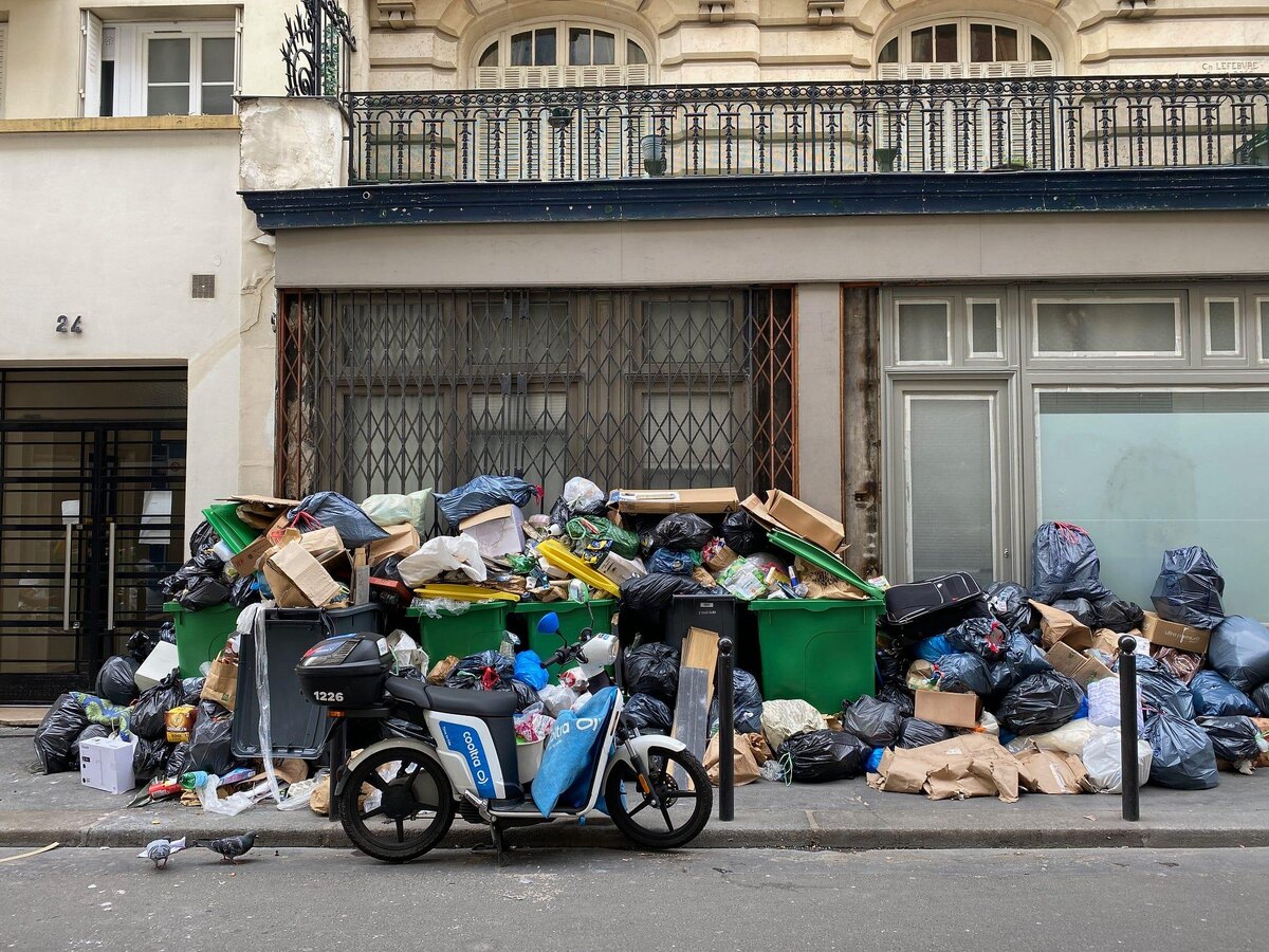 Франция — страна мечты. Париж — город любви.
По крайней мере, именно так это выглядит в Instagram.

Кофе с видом на Эйфелеву башню, стильные француженки, багет под мышкой и бесконечная романтика… Но если копнуть глубже — реальность оказывается совсем другой.

Сегодня — честно, без фильтров 👇
