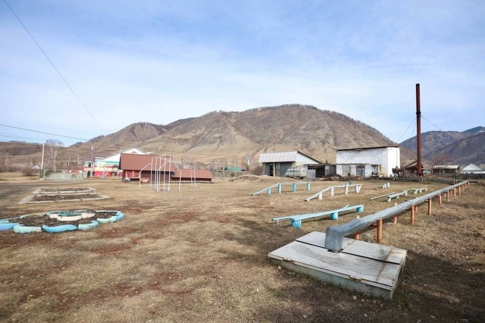    Осмотр Чендекской школы. Источник: altai-republic.ru