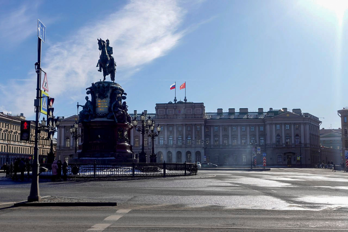 В обязанности подрядчика войдет полив растений, рыхление почвы, внесение удобрений, а также промывка скамеек и урн.  Фото: Фото: ФедералПресс / Татьяна Буторина