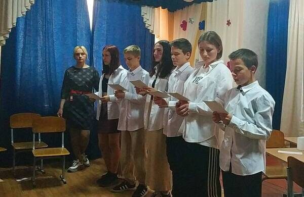 Проблема чистоты речи школьников – одна из острых проблем современности. Цель проведения внеклассного мероприятия (круглого стола) «Сквернословие в речи: вредная привычка или сложная проблема?»: в форме дискуссии установить открытый диалог для актуализирования данной проблемы; за «круглым столом» в процессе общения совместно разработать рекомендации по совершенствованию устной речи; воспитывать сознательное отношение старшеклассников к своей речи в различных жизненных ситуациях; закрепить привычку контролировать свою речь, свое общение, чтобы речь была красивой и приятной.