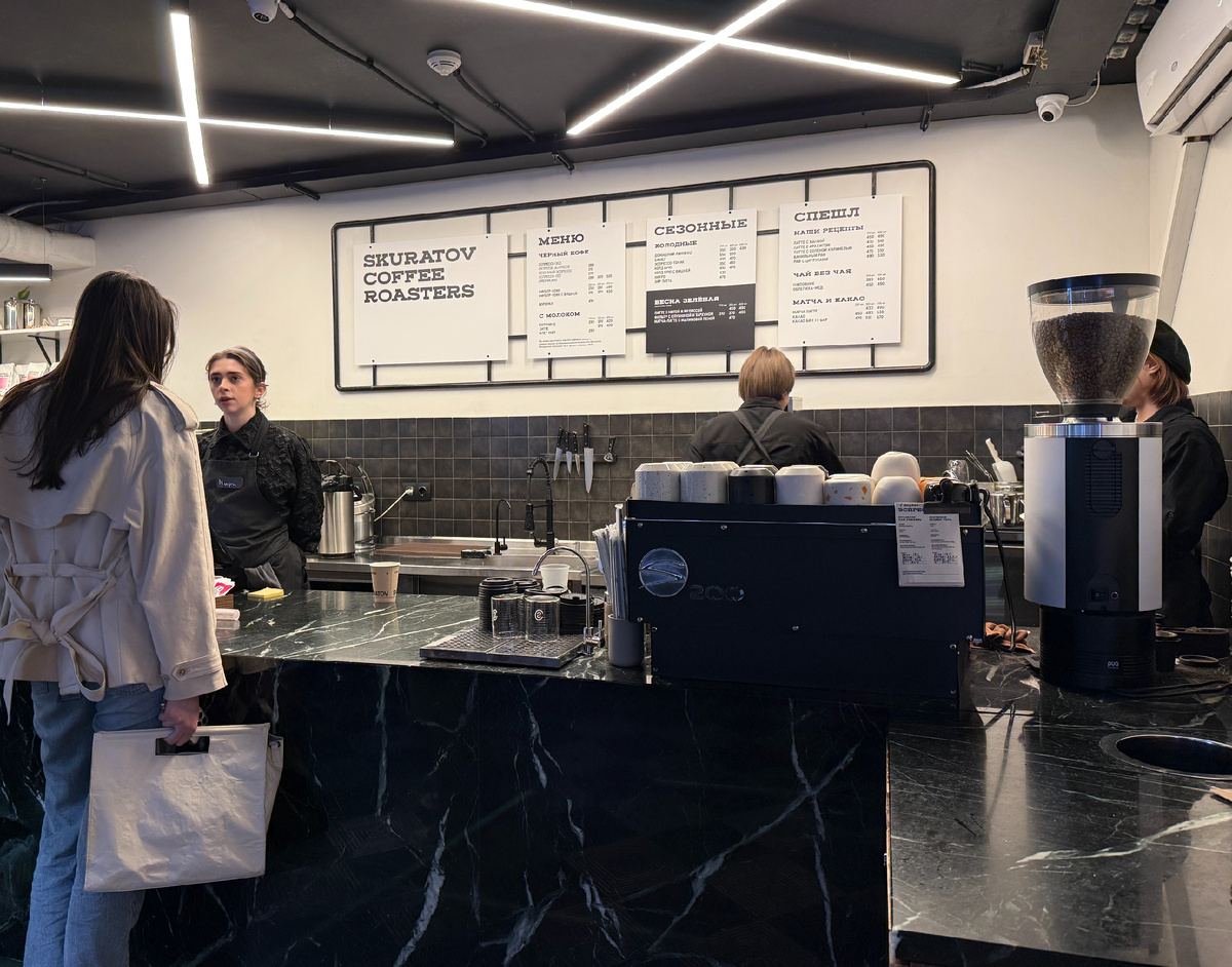 В Skuratov на Таганке много народу даже днем.