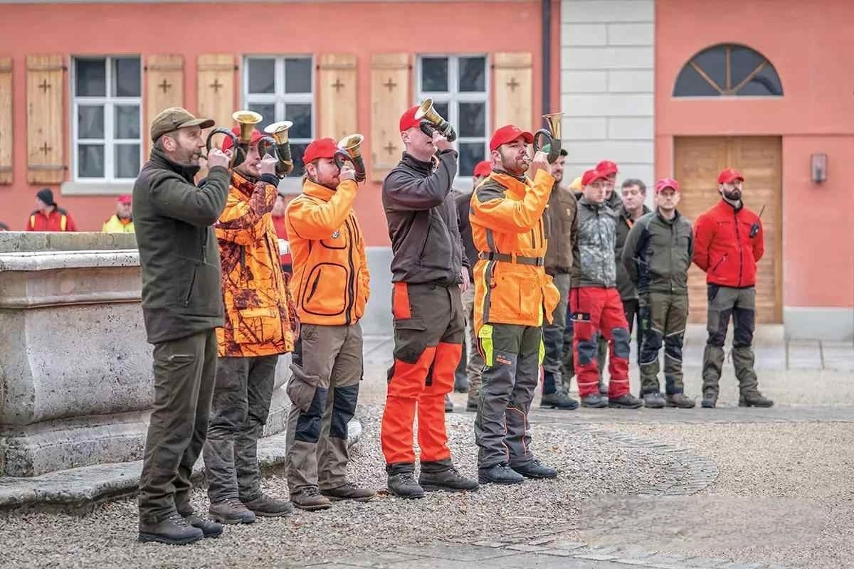 После инструктажа по технике безопасности в замке Эттинген прозвучал сигнал охотничьих рогов, сигнализирующий о начале охоты. Такие мероприятия проводятся регулярно в Европе перед загонной охотой.