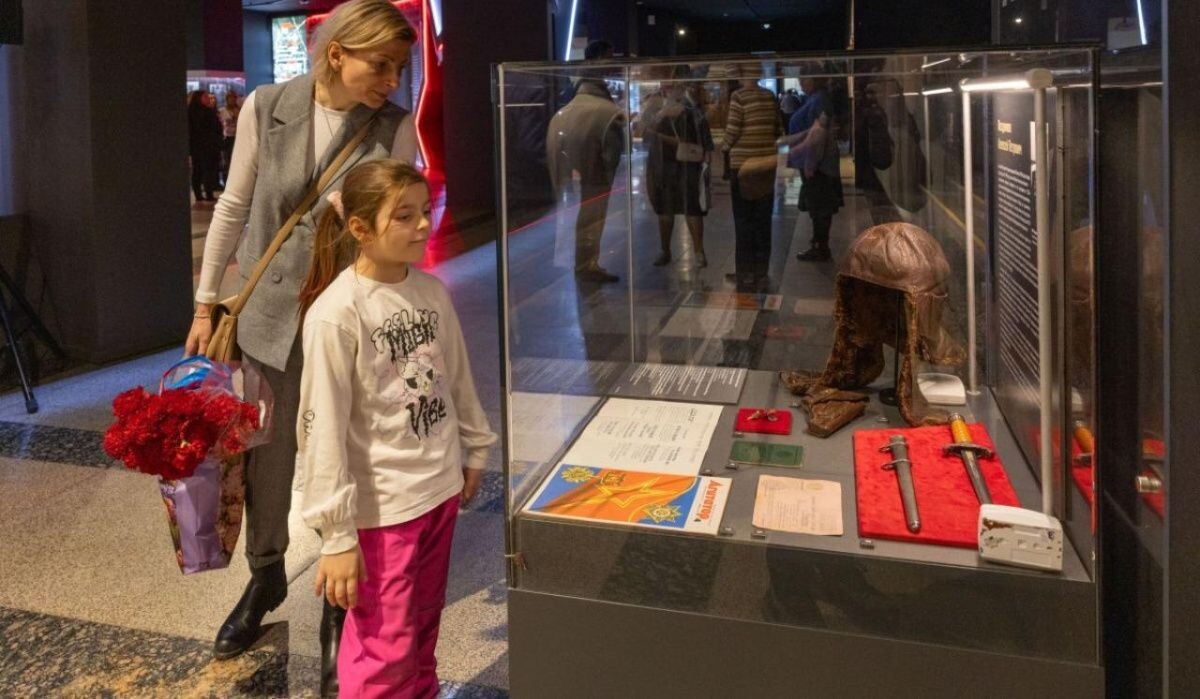     Посетители выставки. Источник: victorymuseum.ru Автор фото: Пресс-служба Музея Победы