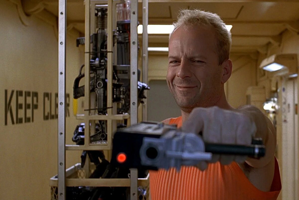 На изображении запечатлён Корбен Даллас — главный герой культового фильма «Пятый элемент» (1997), которого играет Брюс Уиллис.