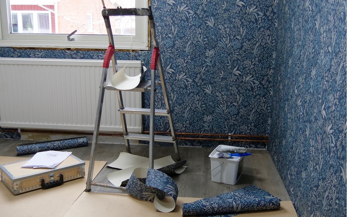    Сам себе дизайнер: как переклеить обои и не превратить квартиру в стройку на полгода