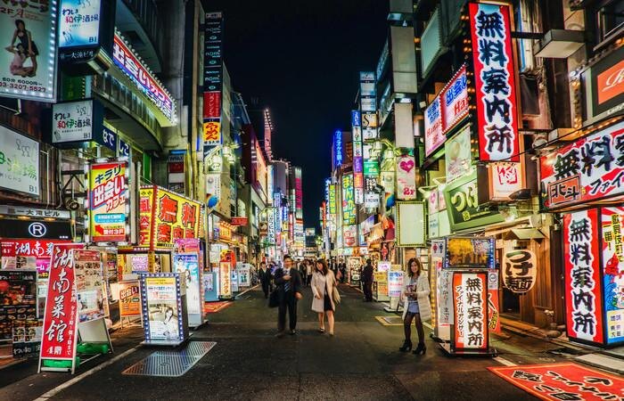 Япония долго казалась мне чем-то недосягаемым. Слишком далеко, слишком дорого, слишком «не для всех». Но когда начинаешь разбираться, оказывается — поехать туда вполне реально. Главное — понимать, на что уходят деньги и где можно сэкономить.

Давайте честно: сколько стоит неделя в Японии, если ехать не как миллионер, но и не на одном дошираке?