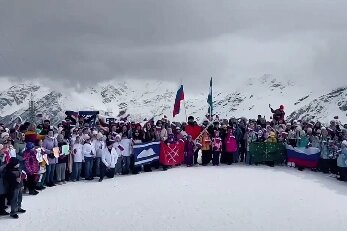 Гимн России на высоте 3500 метров: 150 участников «Эльбрусского хорофона» исполнили главную песню страны