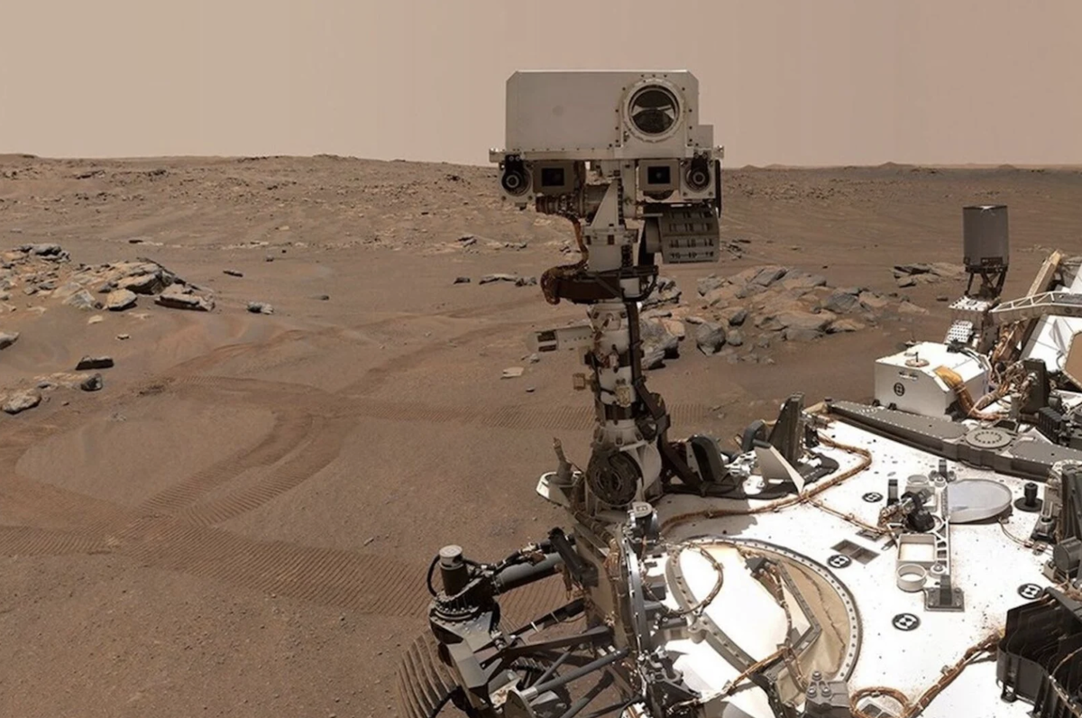 Марсоход Perseverance исследует кратер Езеро. Именно здесь были найдены необычные камни с микроскопическими кристаллами, похожими на рубины. Источник: https://gizmodo.com/nasa-rover-finds-glowing-ruby-like-crystals-on-mars-for-the-first-time-2000740212
