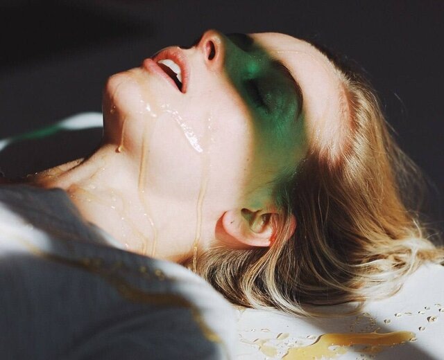 В Joy Gallery открыли терапевтическую выставку «Озеро надежды» (с растениями из оранжереи Таврического сада!)