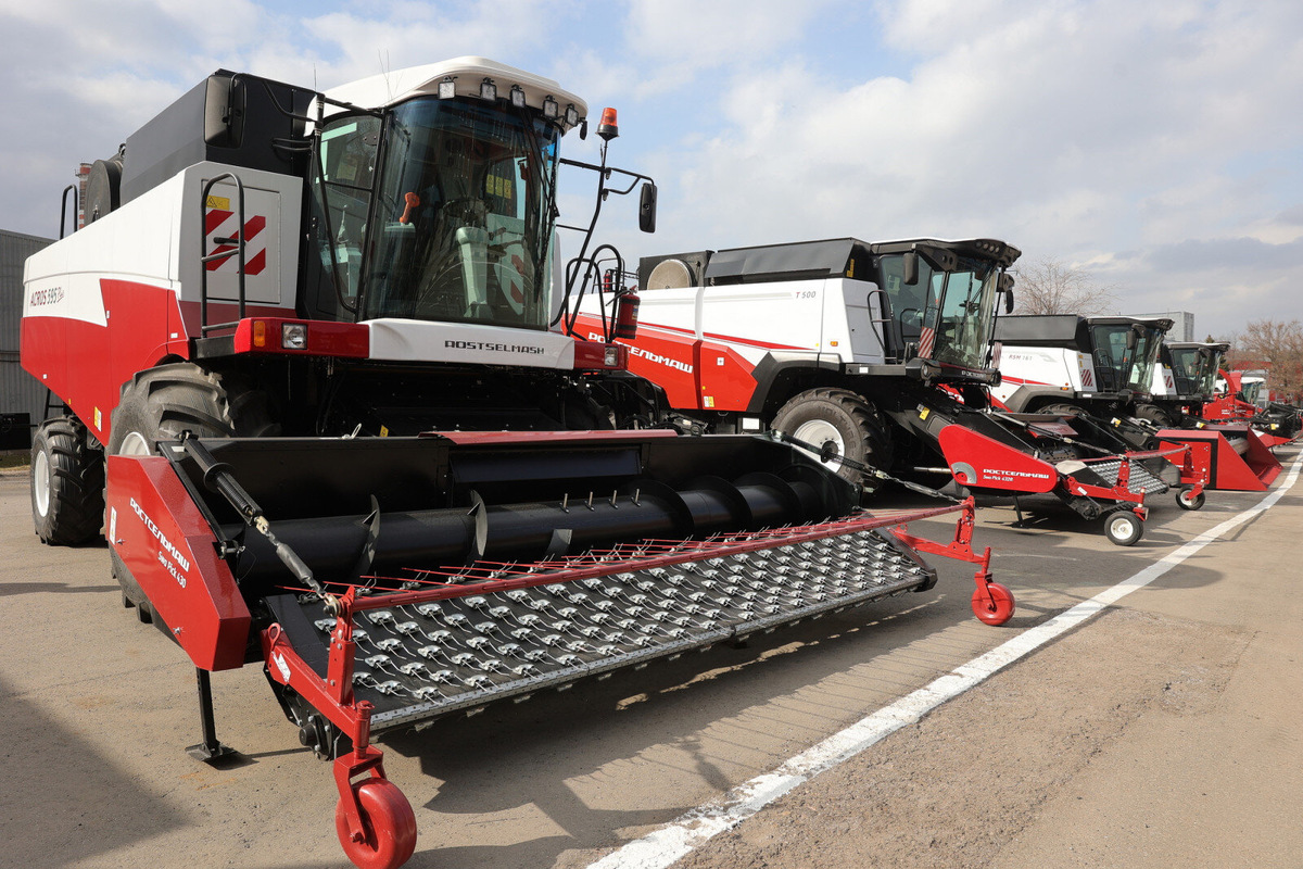    В группу «Ростсельмаш» входит 13 предприятий. Компания имеет разветвлённую дилерскую и сервисную сеть, осуществляет поставки продукции в 20 стран. Источник: официальный портал Правительства Ростовской области.